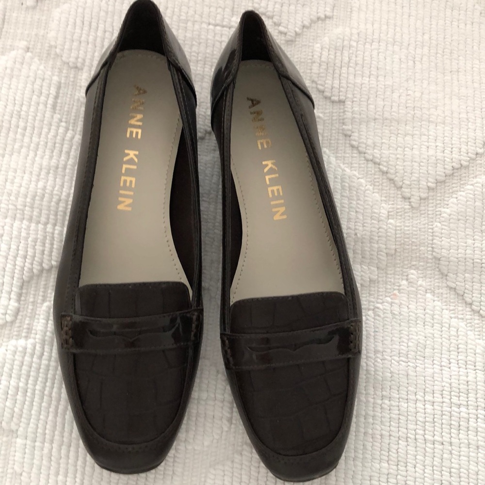 Lovely brown Anne Klein loafers 9B